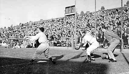 Baseball at Kenilworth Road London in 1944.jpg